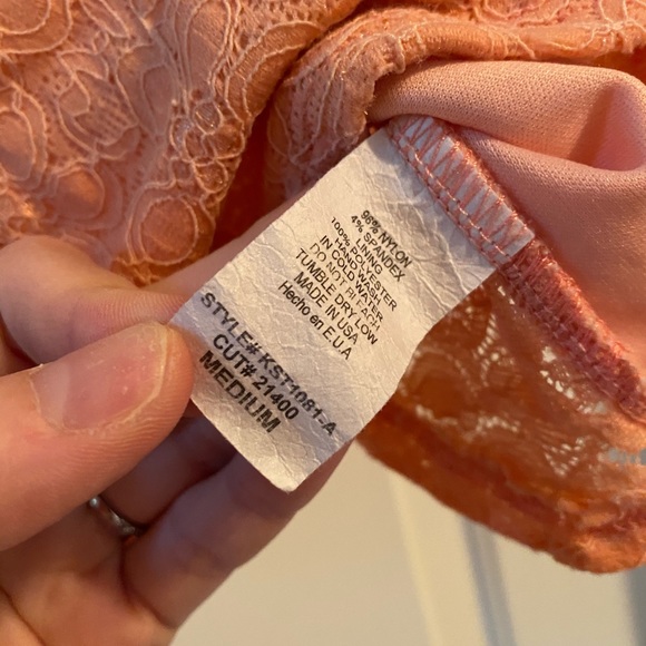 Adorable floral embroidered style top - Picture 5 of 5